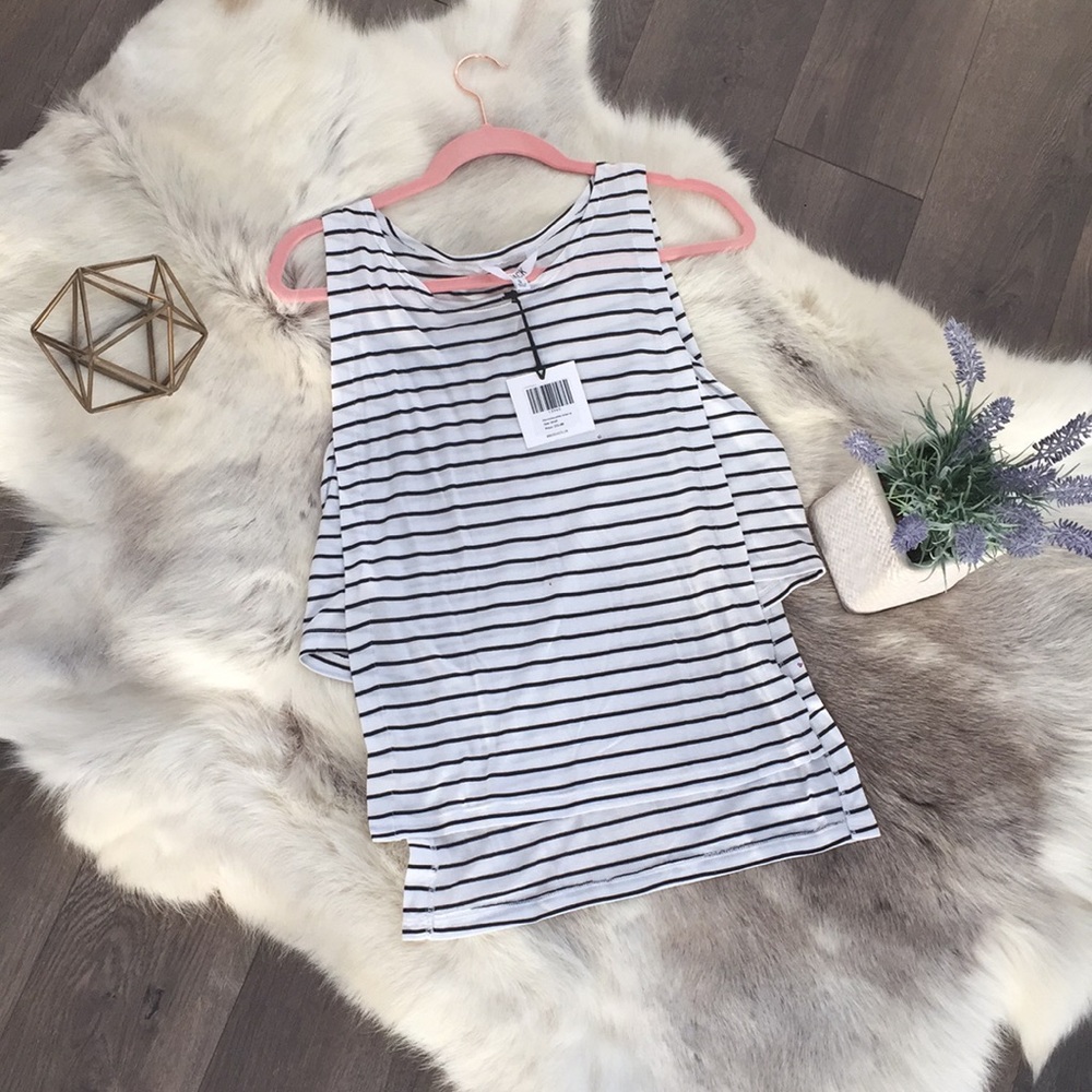 🖤NWT🖤Size small tank open on the sides